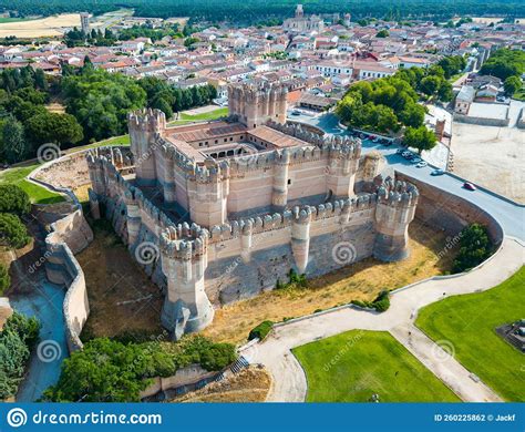 Il Castello di Coca: Un viaggio nel tempo tra architettura medievale e panorami mozzafiato!