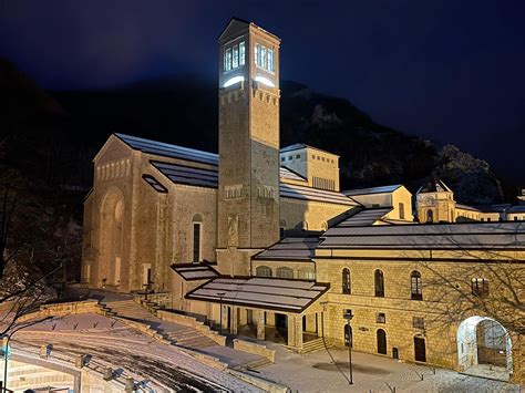 Il Santuario di Monigue: Un Rifugio Tranquillo con un Panorama Impareggiabile!