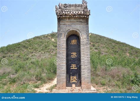 Il Tempio di Zhouwang - Un gioiello architettonico che risuona di storia e spiritualità!