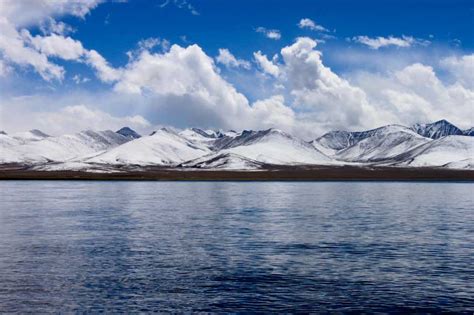 Il Lago Namtso: Una Distesa Azzurra Tra le Montagne Sacre del Tibet!