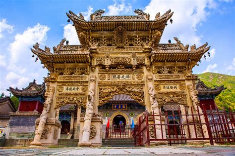  Il Tempio del Signore di Longquan: Un Viaggio nella Storia e nell'Armonia Celeste!